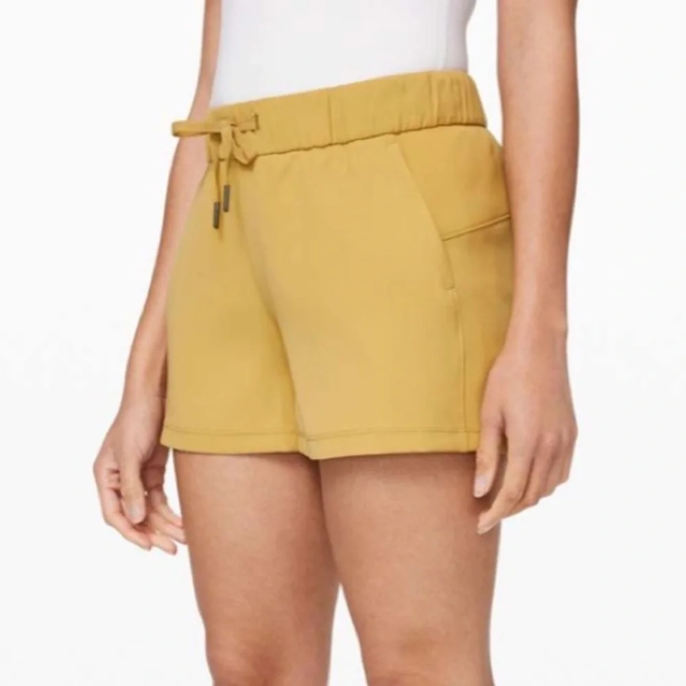 Lululemon On The Fly Woven 2.5” Shorts Vintage Gold Size 12